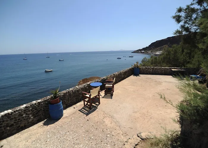Akrotiri Hotel
