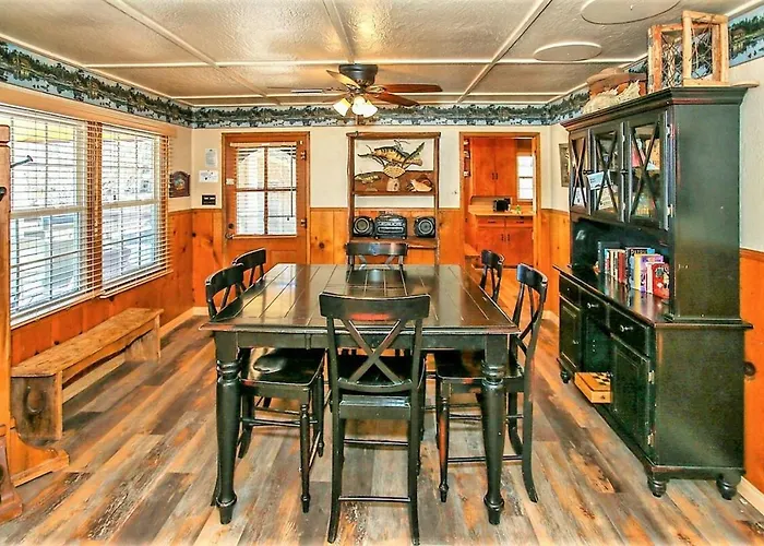 Modern 2Br Lakefront Cabin: Mins To Village W/ Dock Access & Wifi