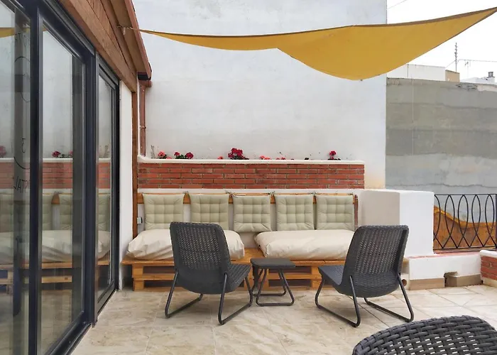 Hostel Numero Trece - Private Capsule Deds - Albergue Juvenil - Free Towels, Coffee & Tea, Remote Check-In (Adults Only)